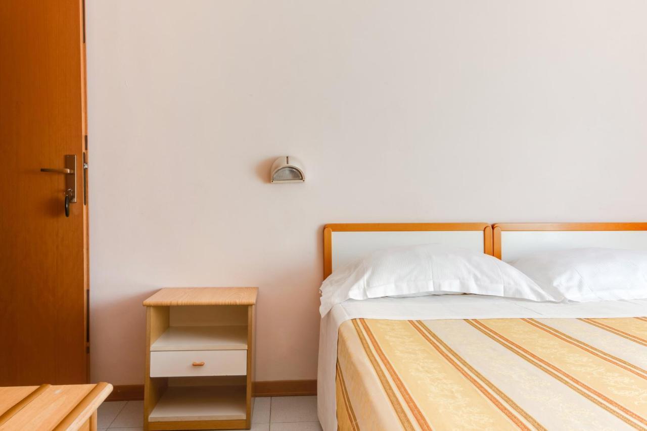 Hotel Sorriso Римини Екстериор снимка