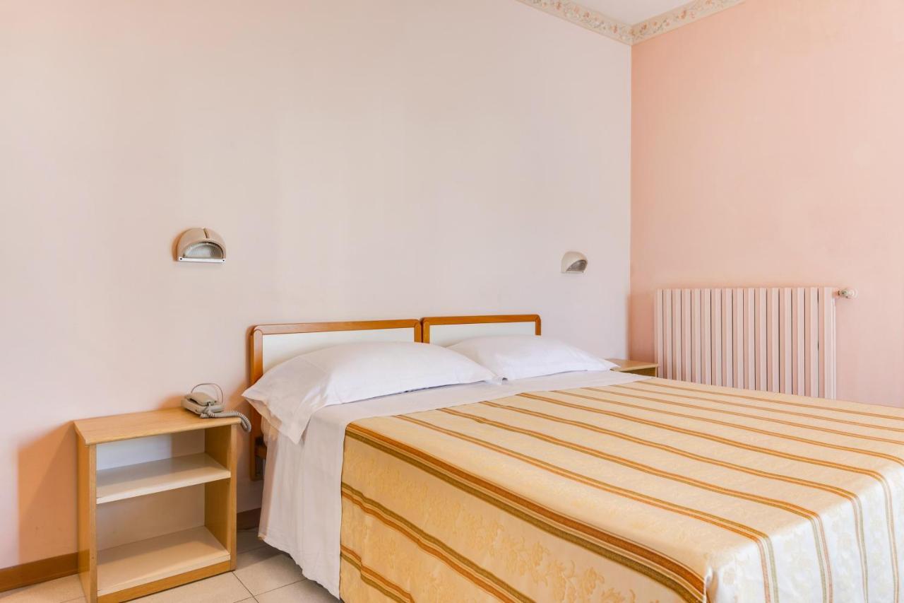 Hotel Sorriso Римини Екстериор снимка