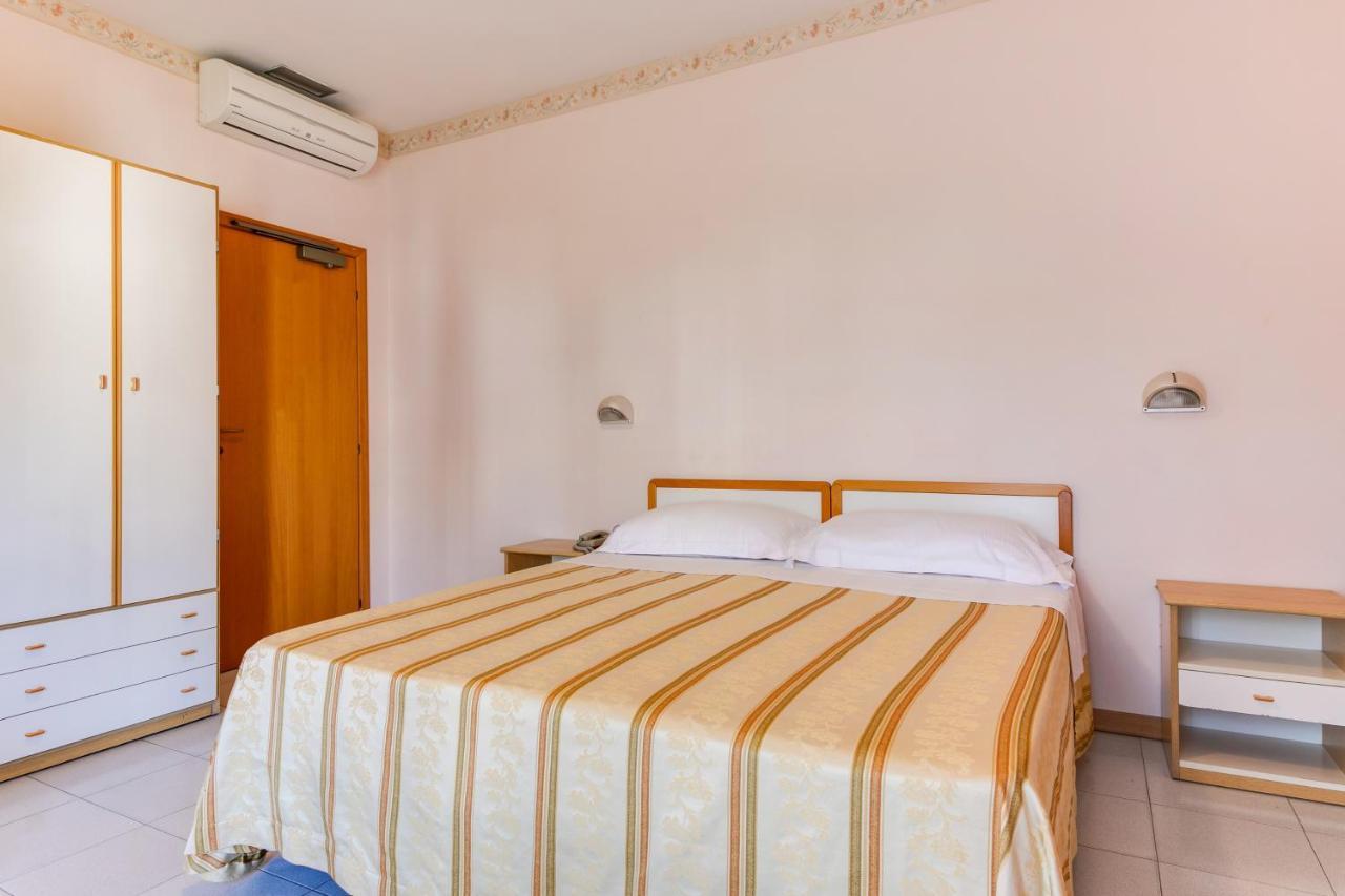Hotel Sorriso Римини Екстериор снимка