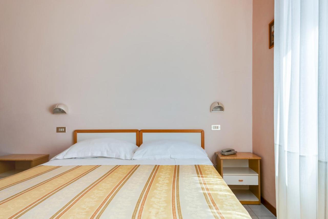 Hotel Sorriso Римини Екстериор снимка