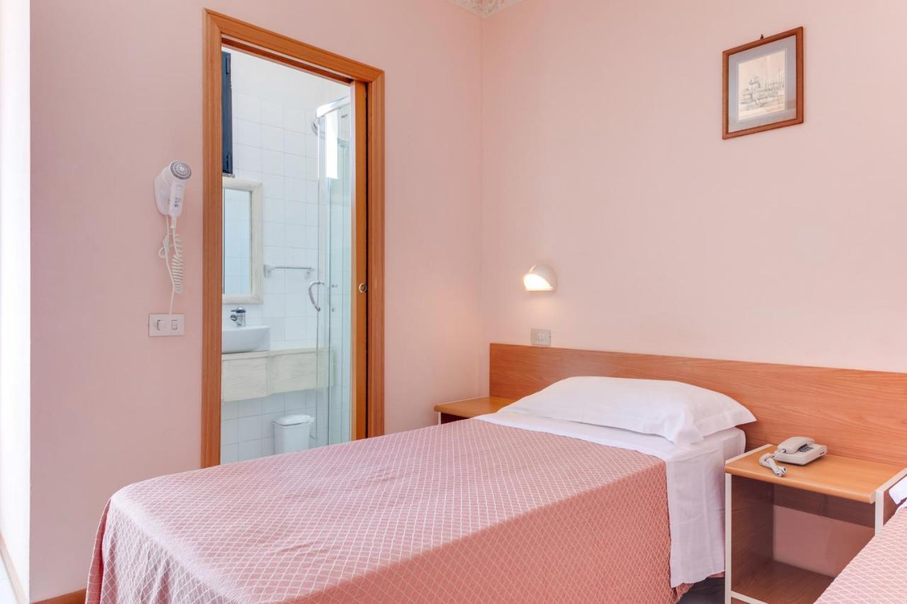 Hotel Sorriso Римини Екстериор снимка